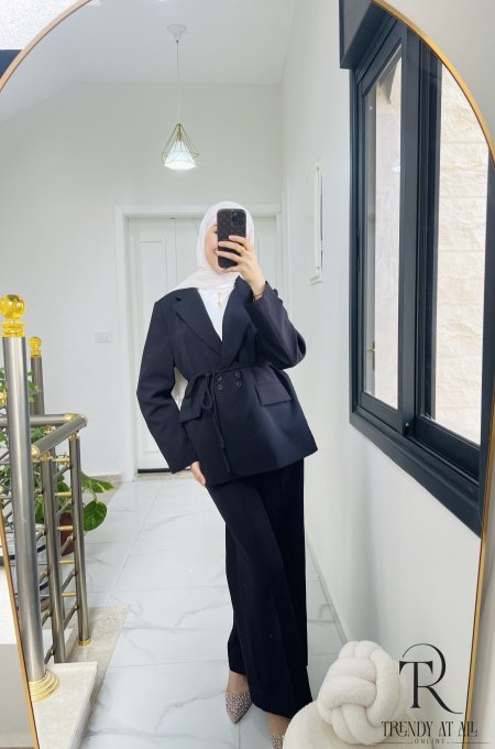 أسود