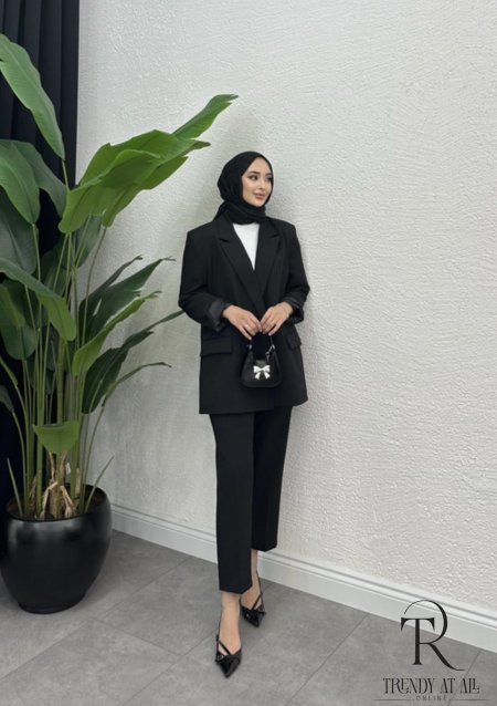 أسود