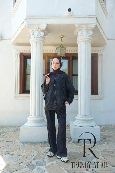 أسود